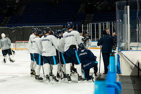 Шайбу, шайбу сибирские хоккеисты! 