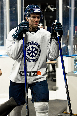 Шайбу, шайбу сибирские хоккеисты! 