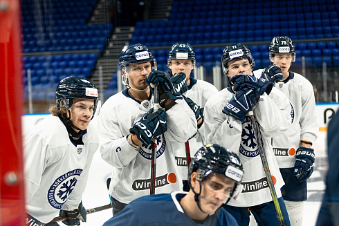 Шайбу, шайбу сибирские хоккеисты! 