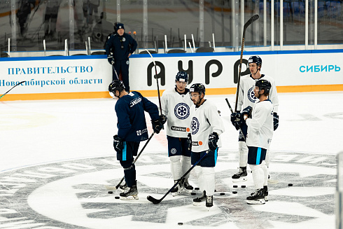 Шайбу, шайбу сибирские хоккеисты! 