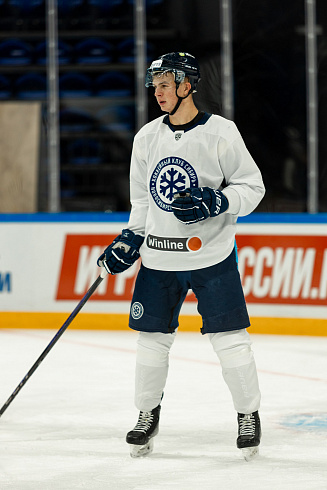 Шайбу, шайбу сибирские хоккеисты! 