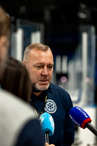 Шайбу, шайбу сибирские хоккеисты! 