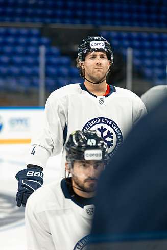 Шайбу, шайбу сибирские хоккеисты! 