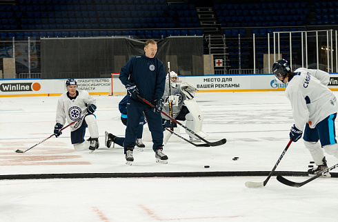 Шайбу, шайбу сибирские хоккеисты! 