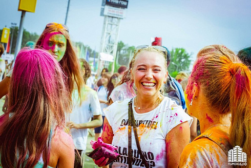 Фестиваль красок "Holi-Day" у ТЦ "МЕГА"