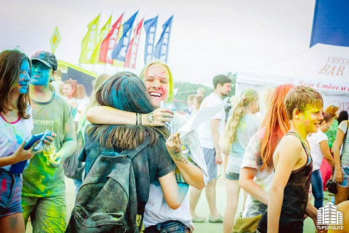 Фестиваль красок "Holi-Day" у ТЦ "МЕГА"