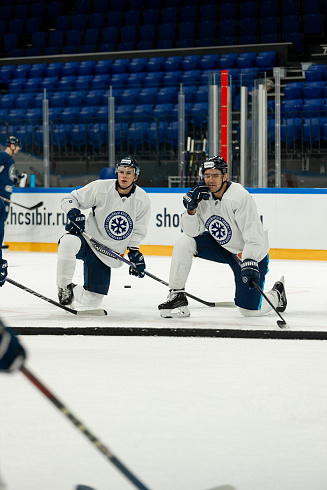 Шайбу, шайбу сибирские хоккеисты! 