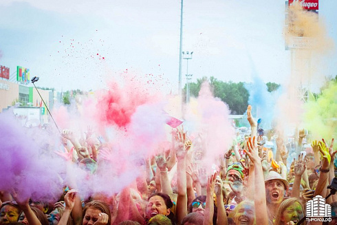 Фестиваль красок "Holi-Day" у ТЦ "МЕГА"