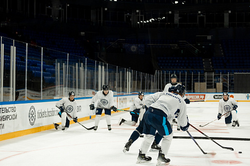 Шайбу, шайбу сибирские хоккеисты! 