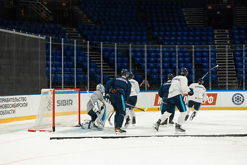Шайбу, шайбу сибирские хоккеисты! 