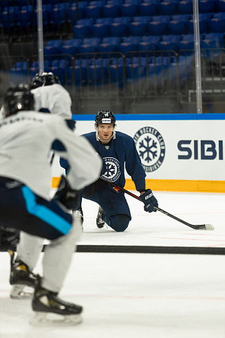 Шайбу, шайбу сибирские хоккеисты! 