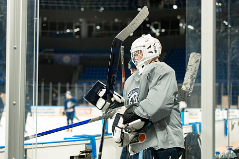 Шайбу, шайбу сибирские хоккеисты! 