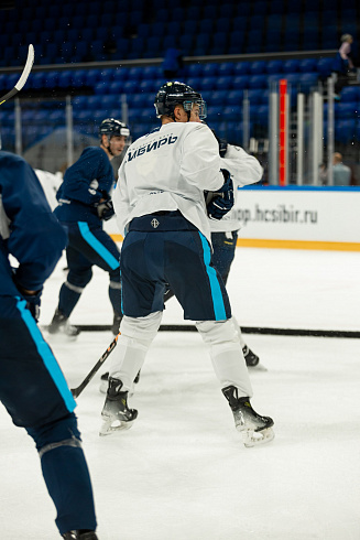 Шайбу, шайбу сибирские хоккеисты! 