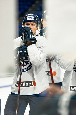 Шайбу, шайбу сибирские хоккеисты! 