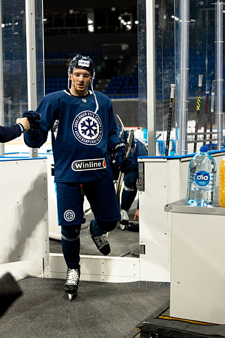 Шайбу, шайбу сибирские хоккеисты! 