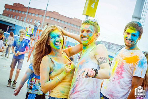 Фестиваль красок "Holi-Day" у ТЦ "МЕГА"
