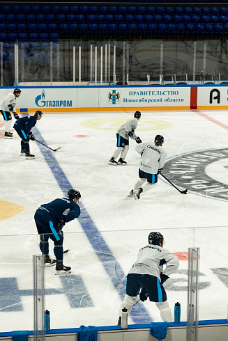 Шайбу, шайбу сибирские хоккеисты! 