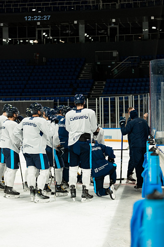 Шайбу, шайбу сибирские хоккеисты! 