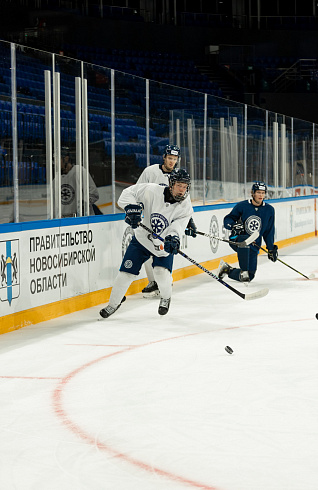 Шайбу, шайбу сибирские хоккеисты! 