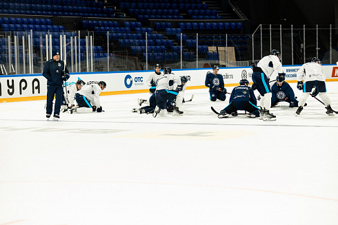 Шайбу, шайбу сибирские хоккеисты! 