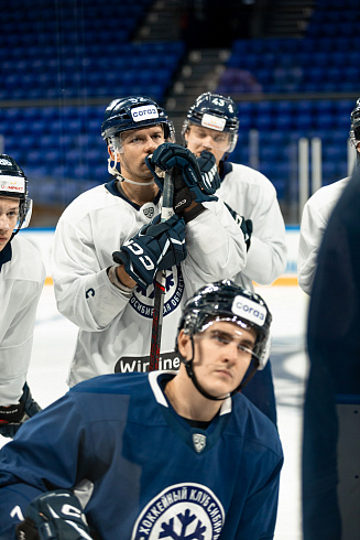 Шайбу, шайбу сибирские хоккеисты! 