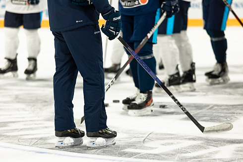 Шайбу, шайбу сибирские хоккеисты! 