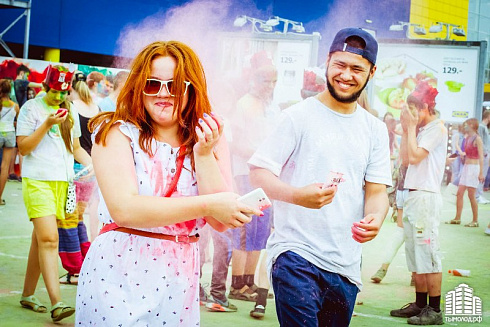 Фестиваль красок "Holi-Day" у ТЦ "МЕГА"