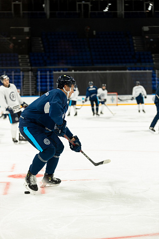 Шайбу, шайбу сибирские хоккеисты! 