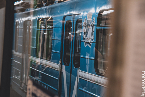 Как оформляют поезд-музей в новосибирском метро