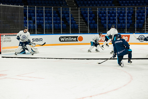 Шайбу, шайбу сибирские хоккеисты! 