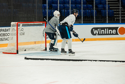 Шайбу, шайбу сибирские хоккеисты! 