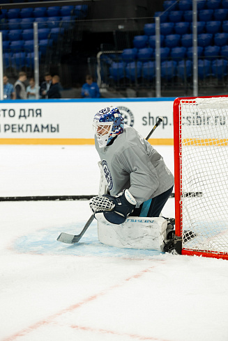 Шайбу, шайбу сибирские хоккеисты! 