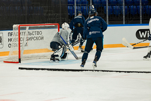 Шайбу, шайбу сибирские хоккеисты! 