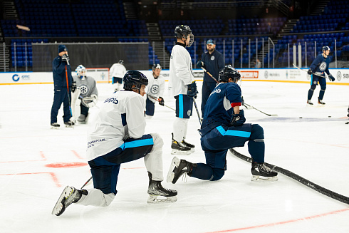 Шайбу, шайбу сибирские хоккеисты! 