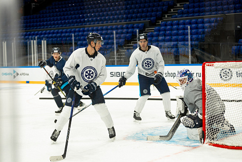 Шайбу, шайбу сибирские хоккеисты! 
