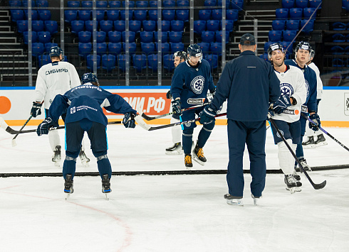 Шайбу, шайбу сибирские хоккеисты! 