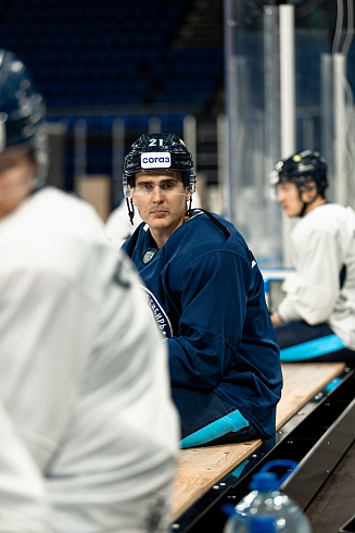 Шайбу, шайбу сибирские хоккеисты! 