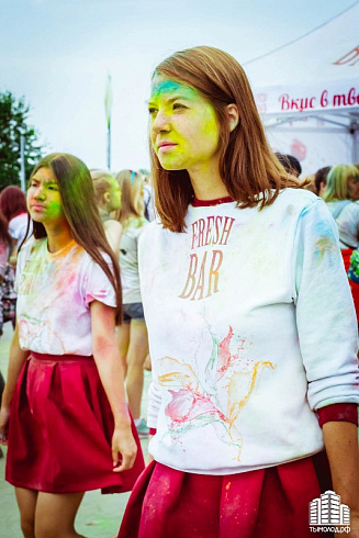 Фестиваль красок "Holi-Day" у ТЦ "МЕГА"