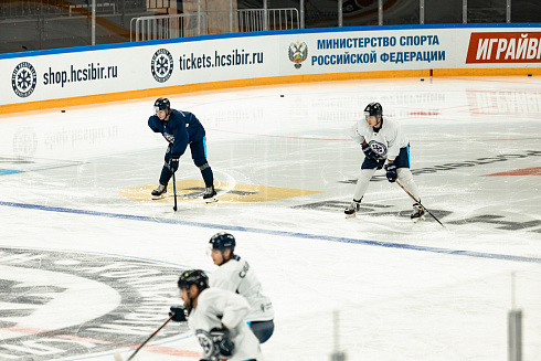 Шайбу, шайбу сибирские хоккеисты! 