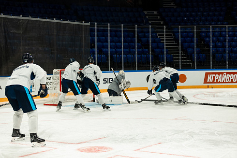 Шайбу, шайбу сибирские хоккеисты! 