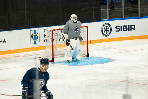 Шайбу, шайбу сибирские хоккеисты! 