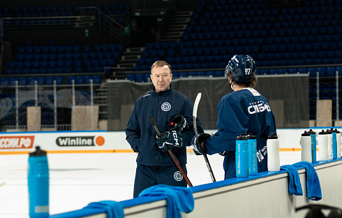Шайбу, шайбу сибирские хоккеисты! 
