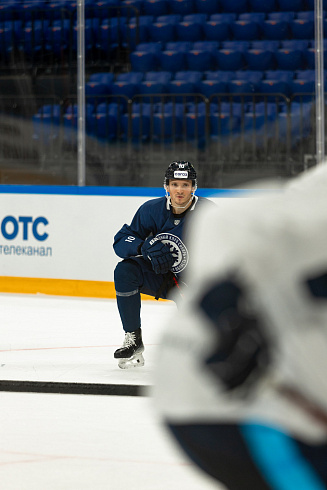 Шайбу, шайбу сибирские хоккеисты! 