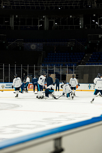 Шайбу, шайбу сибирские хоккеисты! 