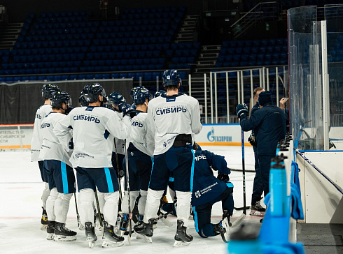 Шайбу, шайбу сибирские хоккеисты! 