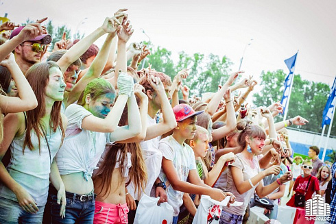 Фестиваль красок "Holi-Day" у ТЦ "МЕГА"