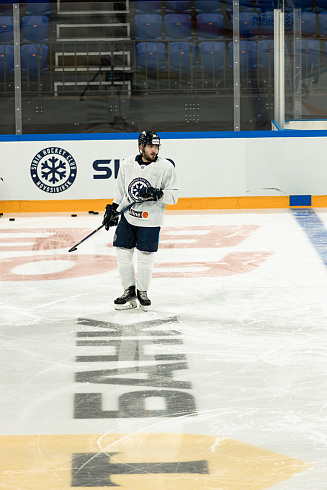 Шайбу, шайбу сибирские хоккеисты! 