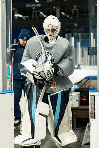 Шайбу, шайбу сибирские хоккеисты! 