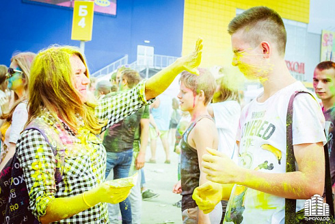 Фестиваль красок "Holi-Day" у ТЦ "МЕГА"