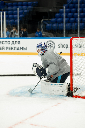 Шайбу, шайбу сибирские хоккеисты! 